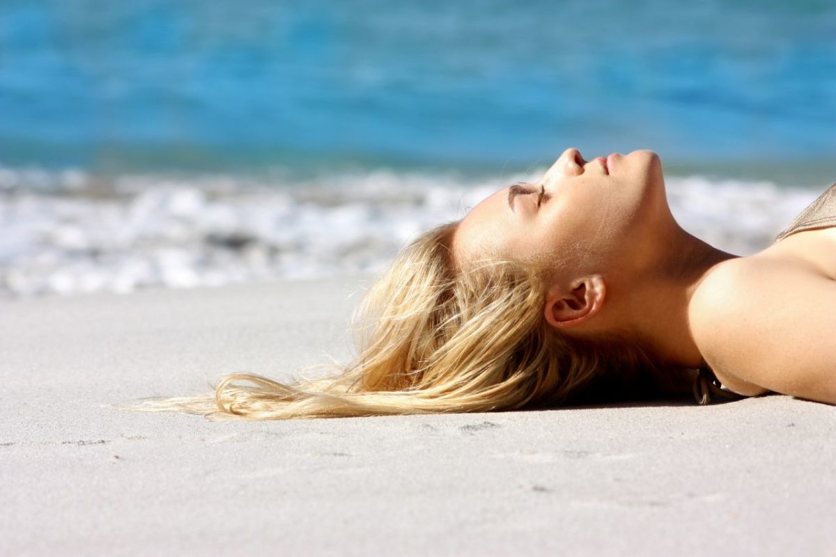 Cuidados com cabelo na praia e piscina: Separamos as melhores dicas!