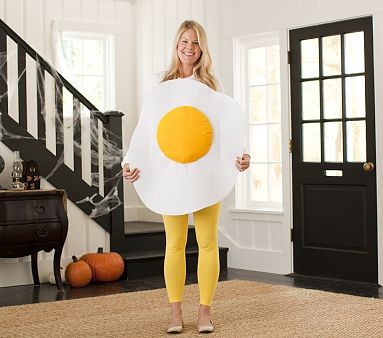 mulher usando fantasia de carnaval para grávida de ovo frito